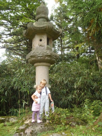 A japán kertek elmaradhatatlan lámpásával.